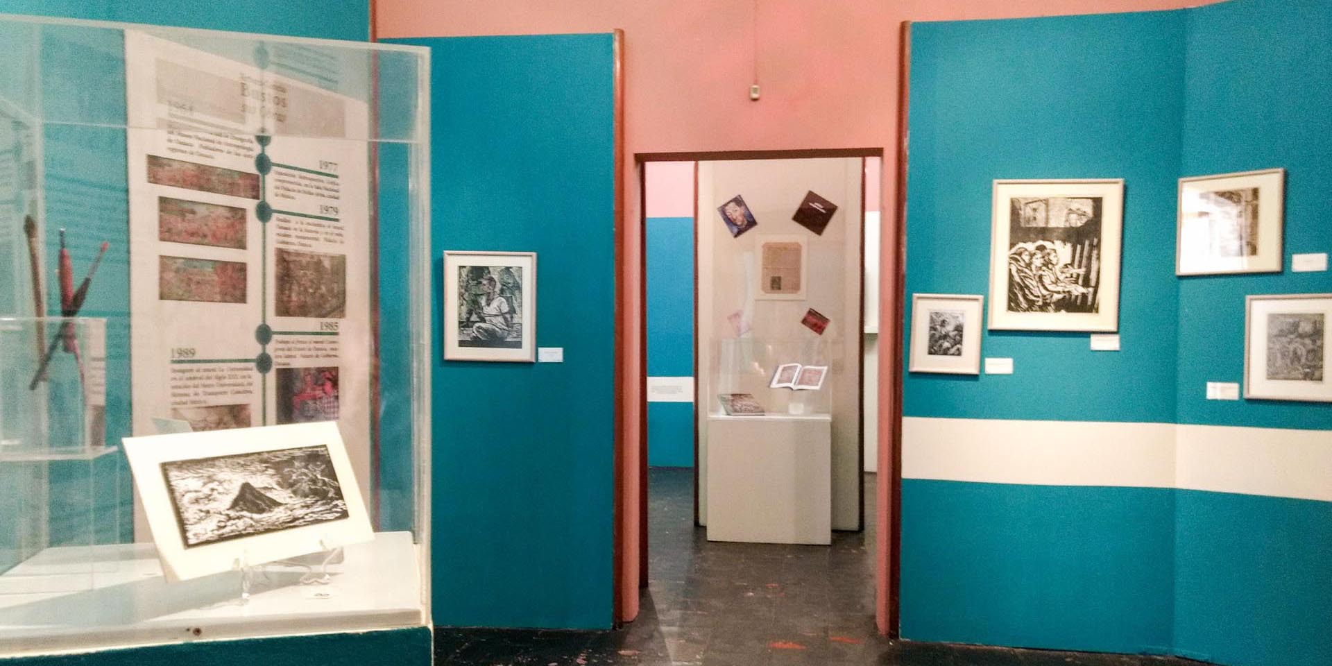 Vista de las dos salas que comprende la Galería de Arte del MUSAC, en los páneles se aprecia la exhibición de grabados del artista mexicano Arturo García Bustos y carteles sobre su trayectoria.