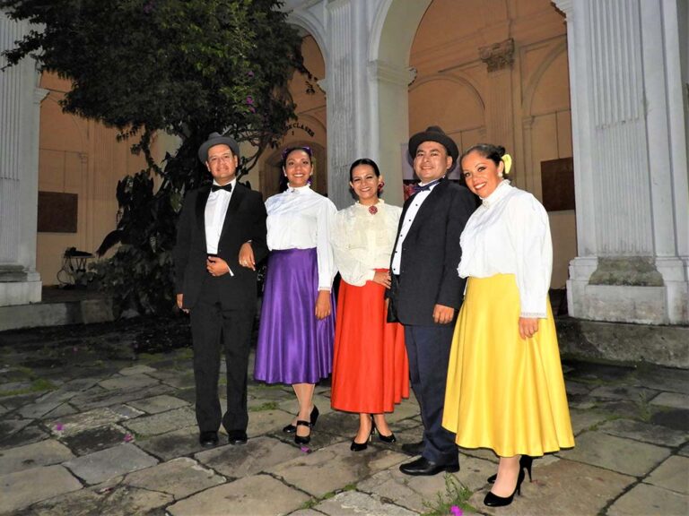 Grupo de Proyección Folclórica “Zoel Valdés” con trajes a la usanza de los Bailes de Antaño demuestran los ritmos tradicionales del baile en marimba.