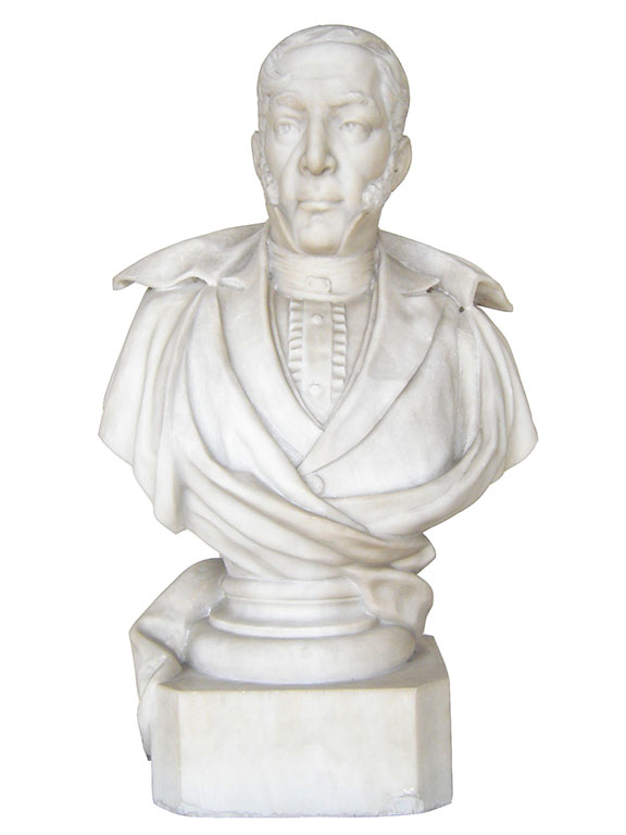 Busto del Dr. Mariano Gálvez esculpido en mármol blanco, su rostro evoca la época de su participación en la Independencia de Centro América.
