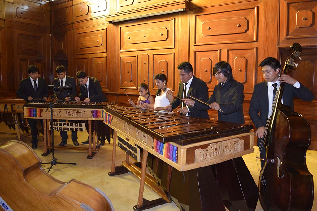 Ocho integrantes de la Marimba “Suspiros Chapines”, seis jóvenes y dos niñas, interpretan el repertorio de música nacional durante el Ensamble de Marimba en el monumental e histórico, Salón General Mayor del MUSAC.