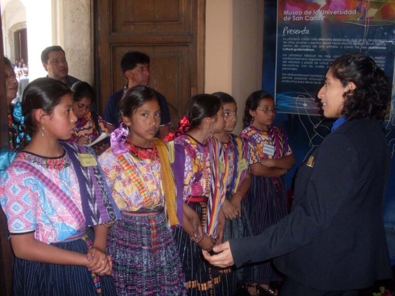 Visitas guiadas dirigidas a diferentes públicos. Al frente se aprecian niñas de Quetzaltenango con su traje maya escuchando el discurso del MUSAC.